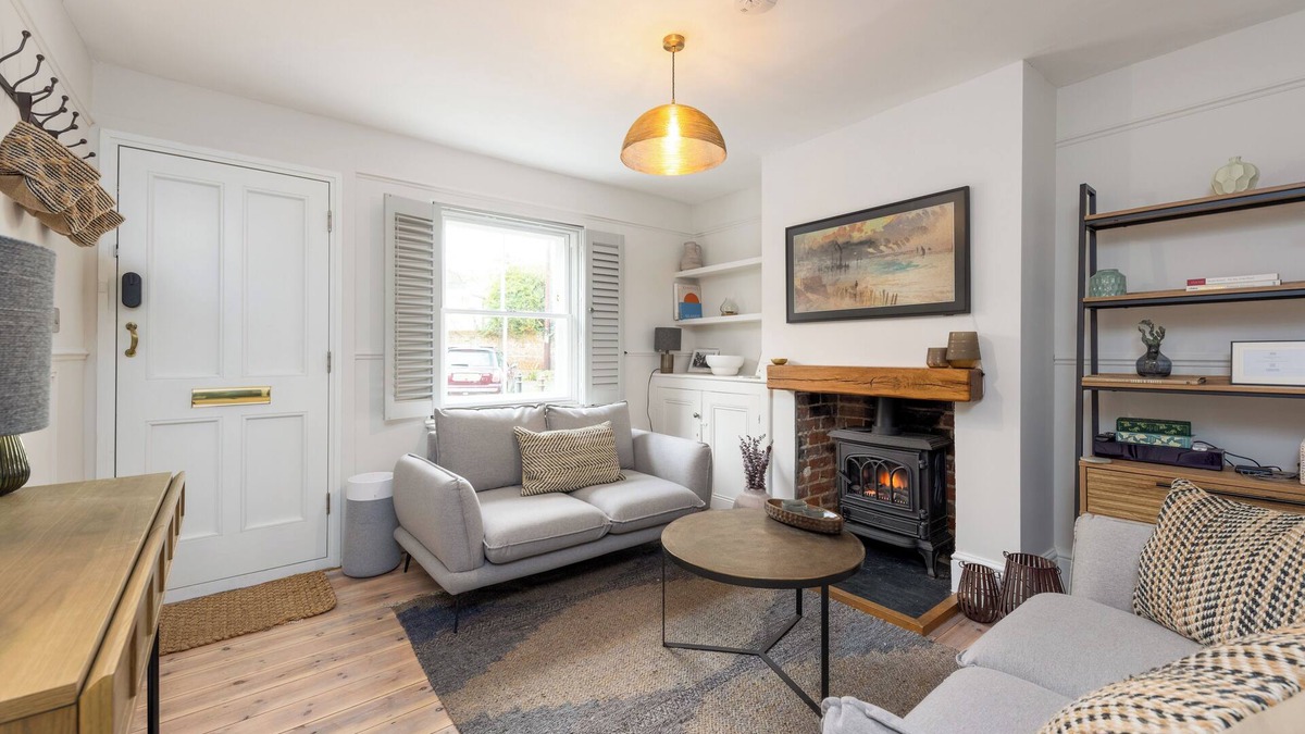 Canterbury Cottage | Charming 2 Bed Cottage - within the city walls- FREE parking - garden