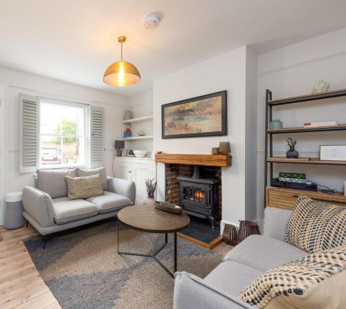 Canterbury House | Charming 2 Bed Cottage - within city walls - free parking- garden