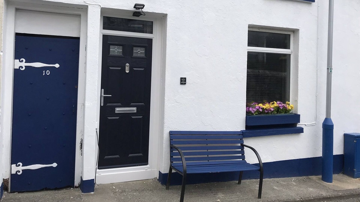 Douglas House | Charming 2-bed Cottage in town centre