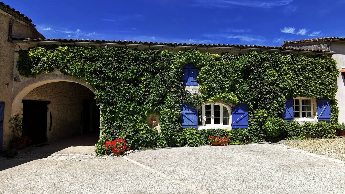 Segonzac House | Charming 2-bed holiday cottage near Cognac with large pool, games room et garden