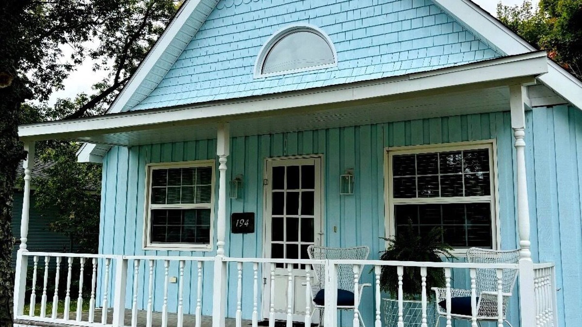 Pointe-du-Chene Cottage | Charming 2-bedroom cottage with AC in Pointe-du-Chêne