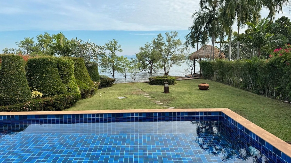 Ko Chang Villa | Charming 2-bedroom beachfront villa with private pool in a small quiet community