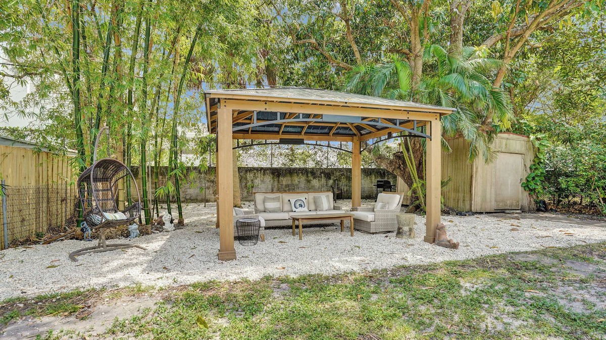 Edgewood House | Charming 2 Bedroom House in Superb Fort Lauderdale with Private Backyard