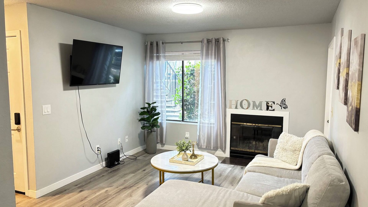 North Highlands Condo | Charming 2-bedroom condo with AC and WiFi in lovely North Highlands