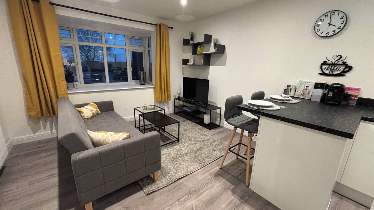 Hull Apartment | Charming 2-bedroom apartment in awesome Anlaby Common with WiFi.
