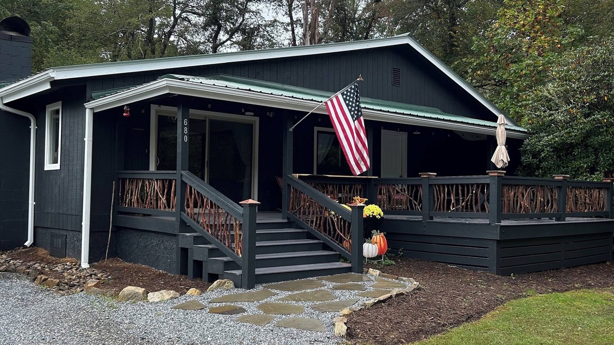 Cedar Mountain House | Charming 2-bedroom house in beautiful Cedar Mountain 4.5 miles to Pretty Place