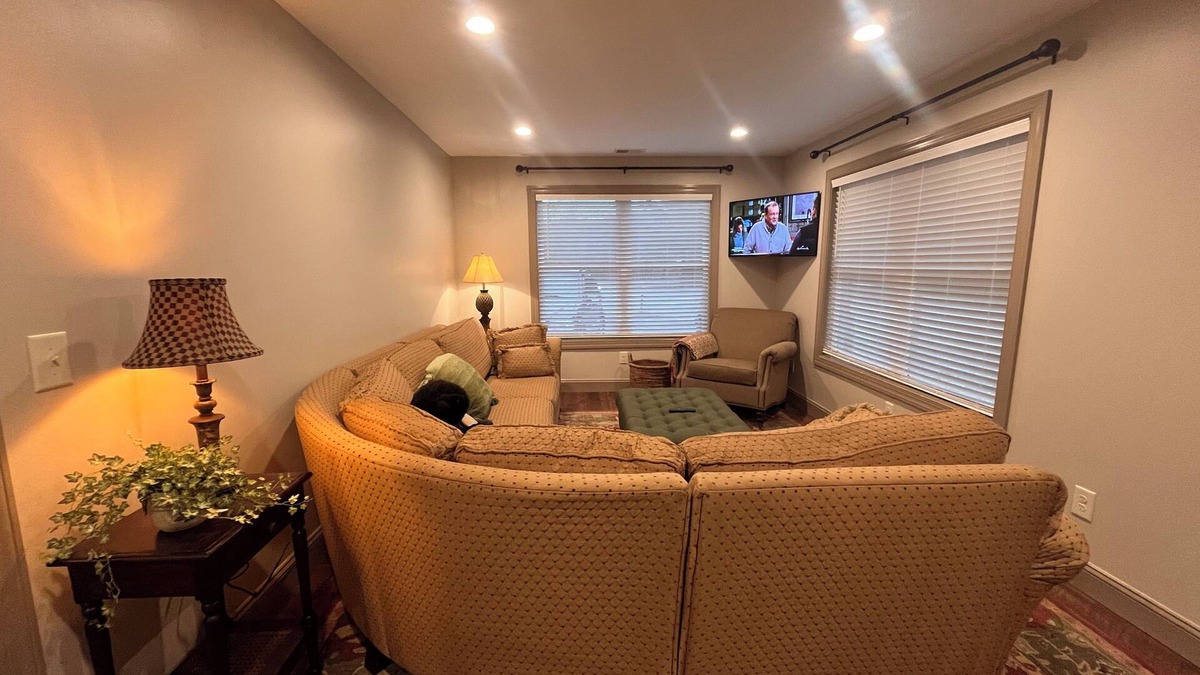 West Jefferson House | Charming 2-bedroom house in downtown West Jefferson! Amazing location!
