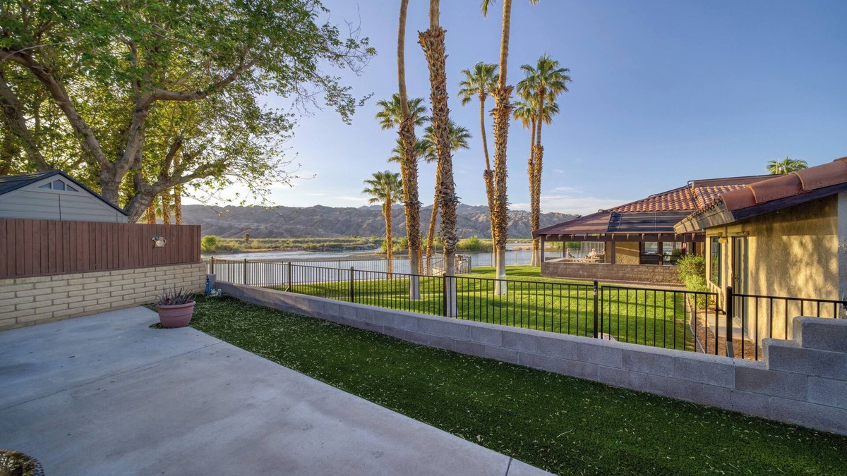 Holiday Shores House | Charming 2 bedroom home next to the river.