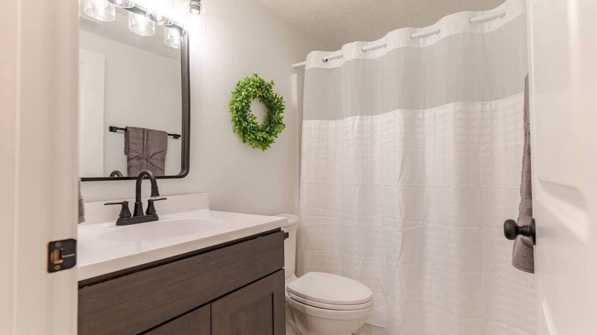 Elizabethtown House | Charming 2-bedroom house in Elizabethtown with WiFi and AC