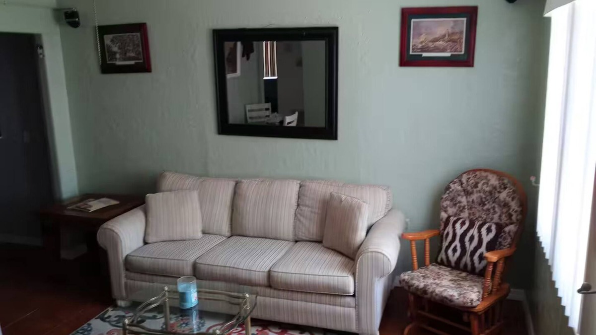 Pinellas Park Cottage | Charming 2-bedroom cottage in enjoyable Pinellas Park with AC, WiFi, and more