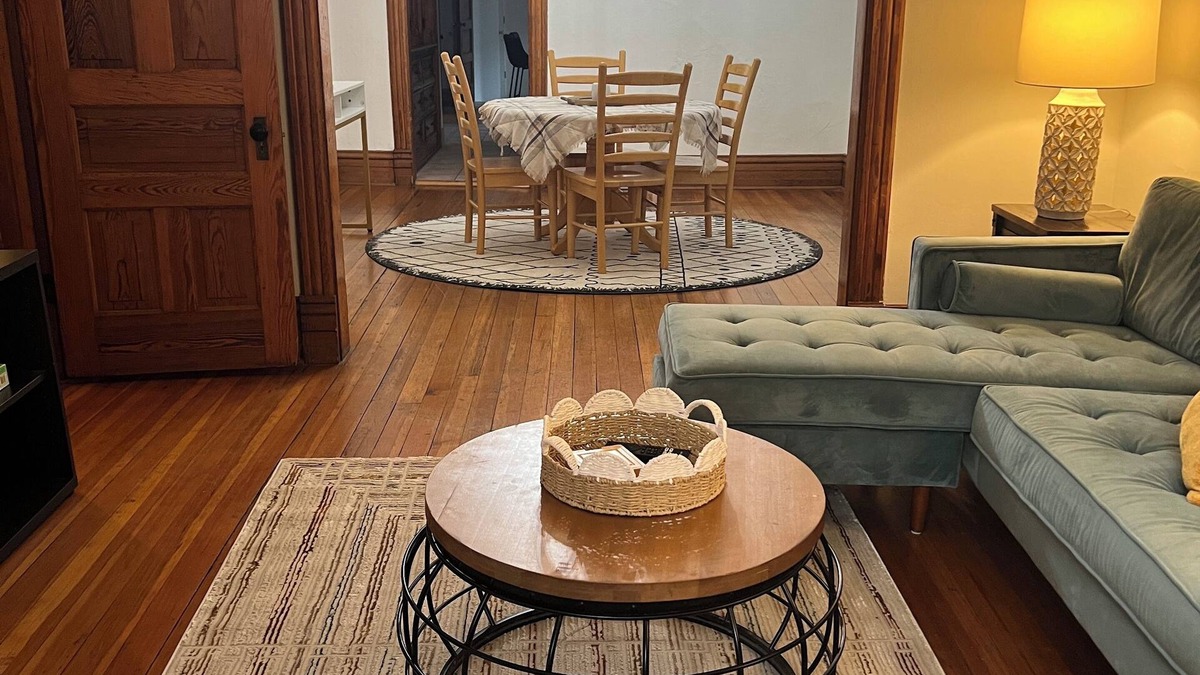 Wrigleyville Apartment | Charming 2-bedroom 1 block to Wrigley