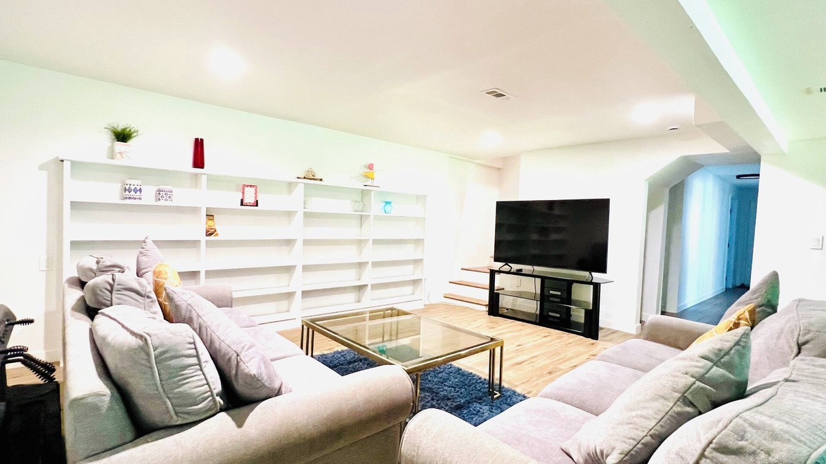 Lynnwood House | Charming 2-bedroom & 1 Full bath basement apartment with AC in lovely Edmonds