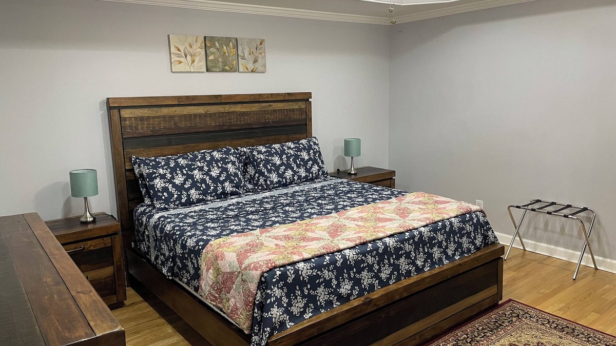 Johns Creek House | Charming 2-bedroom 1 bath, Livingroom, full kitchen, WiFi & AC in Alpharetta.