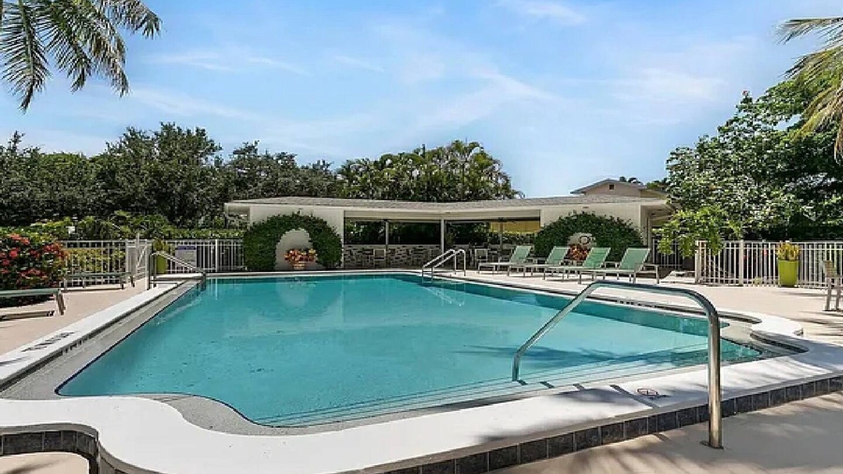 Coquina Sands Condo | Charming 2-bedroom 1st floor condo in desirable Olde Naples. Walk to Beach.
