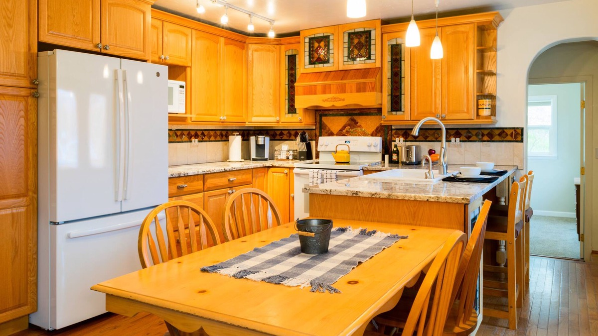 Plains House | Charming 2 bedroom 2 bathroom home with jetted tub!