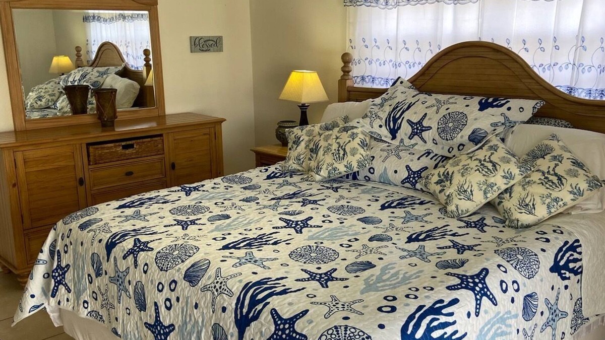 Englewood South Condo | Charming 2-bedroom 2 bathroom condo 2.5 ml from Englewood beach with WiFi, AC