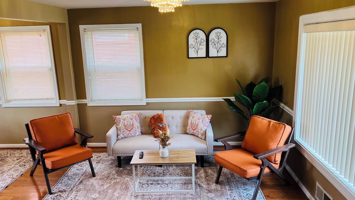 Northeast House | Charming 2-bedroom and 1 bathroom townhome in welcoming Washington with AC