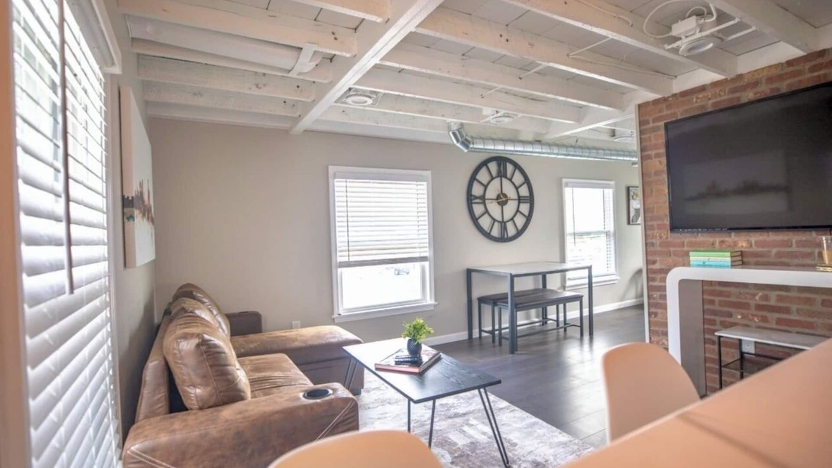 Royal Oak Apartment | Charming 2-bedroom apartment in Royal Oak with AC, WiFi