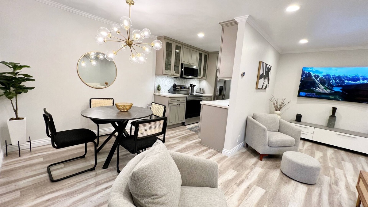 Snail Apartment | Charming 2-bedroom apartment in Sunnyvale with Pool View!