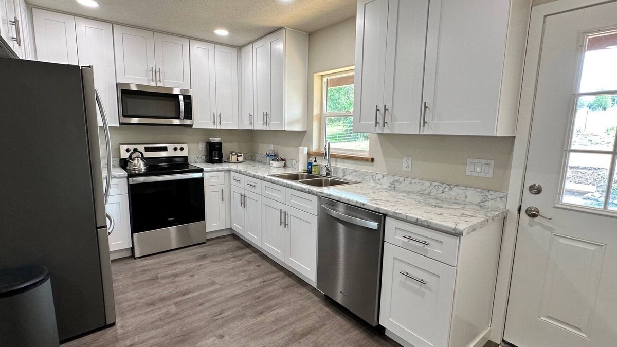 Grant County Apartment | Charming 2-bedroom apartment with WiFi, AC in amazing Dayville