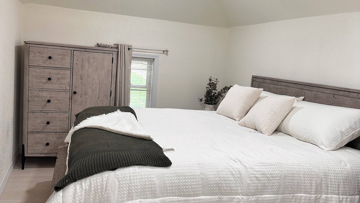 Marshall Apartment | Charming 2-bedroom apartment with WiFi, AC in wonderful Marshall.