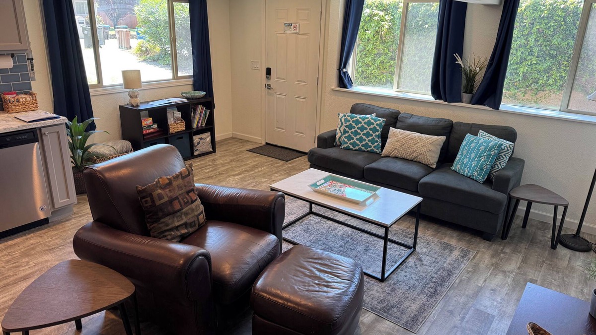 Martinez Apartment | Charming 2-bedroom apartment with AC, WiFi in welcoming Martinez