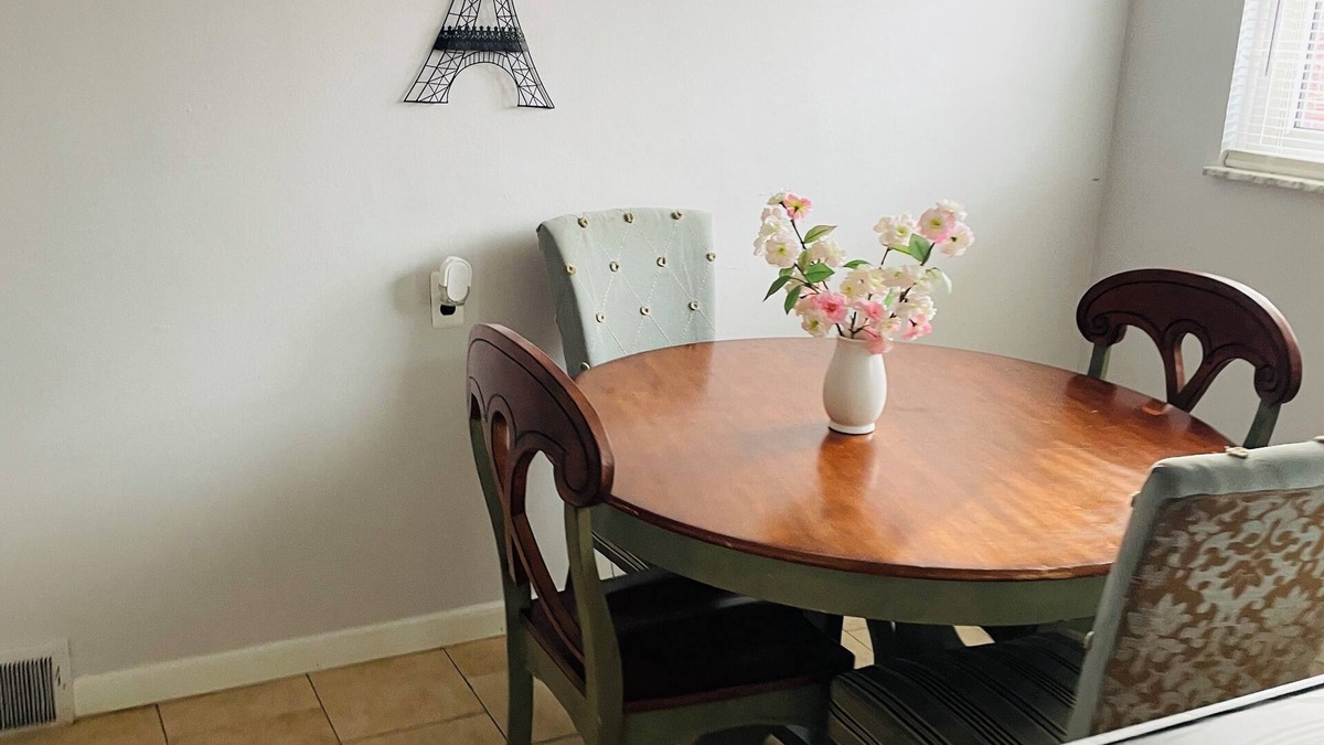 Oak Park Apartment | Charming 2-bedroom apartment with WiFi, AC in Oak Park
