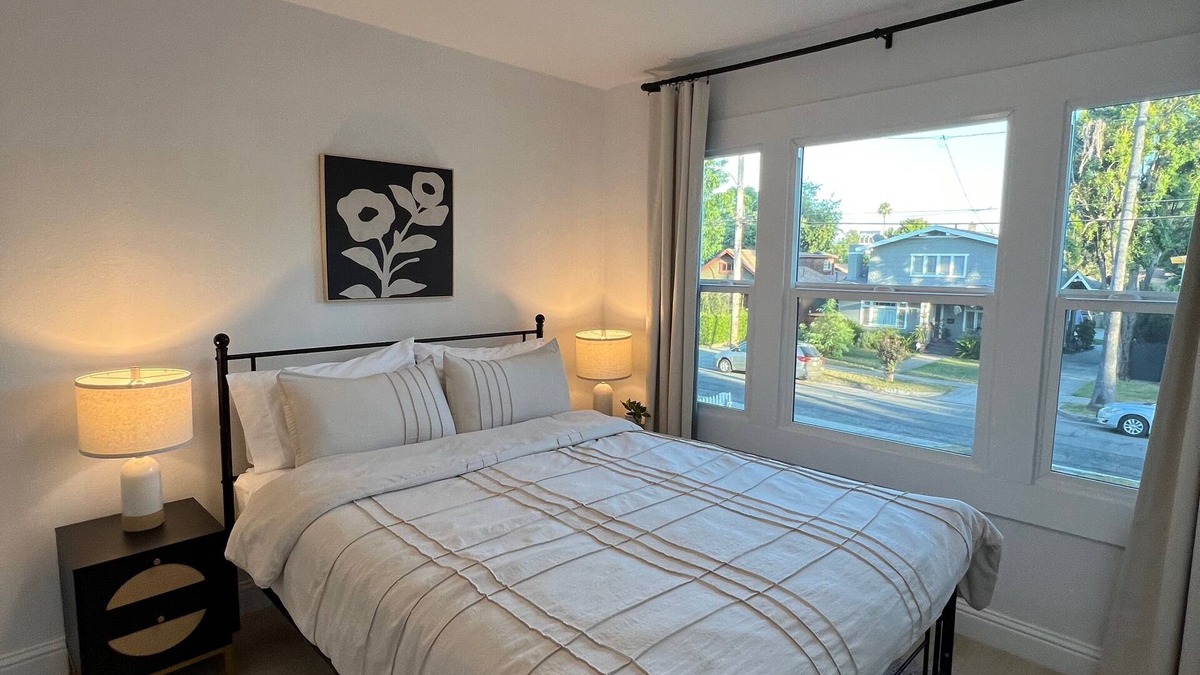 North Central Apartment | Charming 2-bedroom apartment with WiFi and AC in wonderful Pasadena