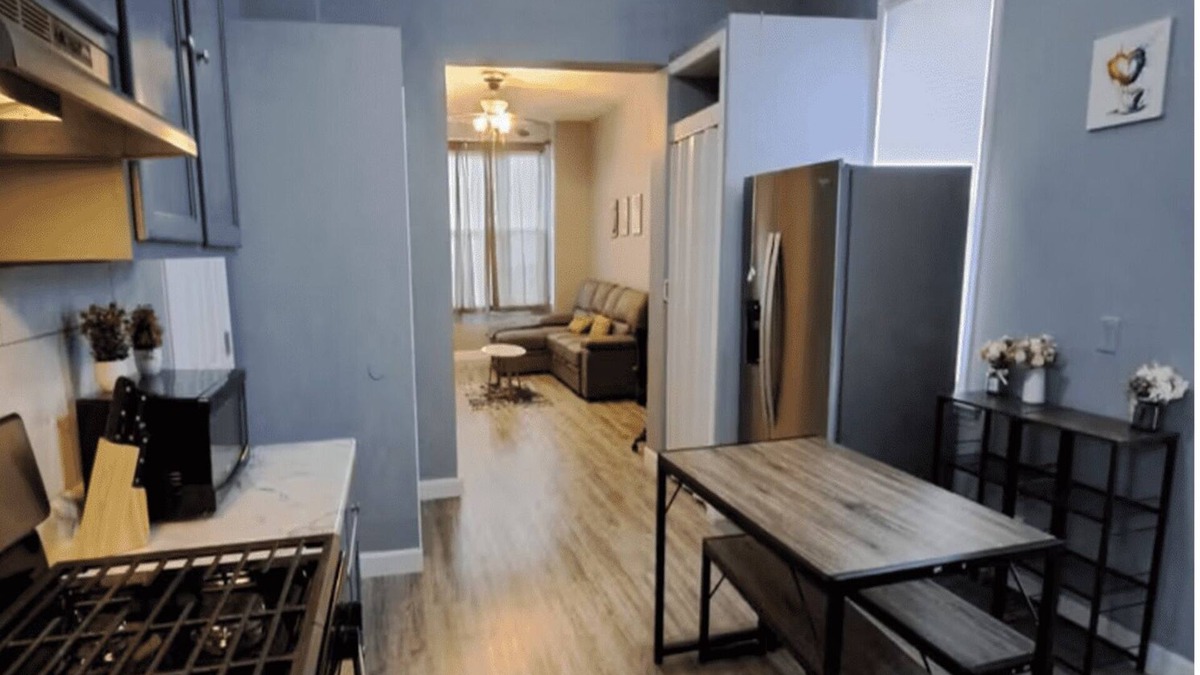 North Center Apartment | Charming 2-bedroom apartment in Roscoe Village/Free Washer/Dryer/WiFi