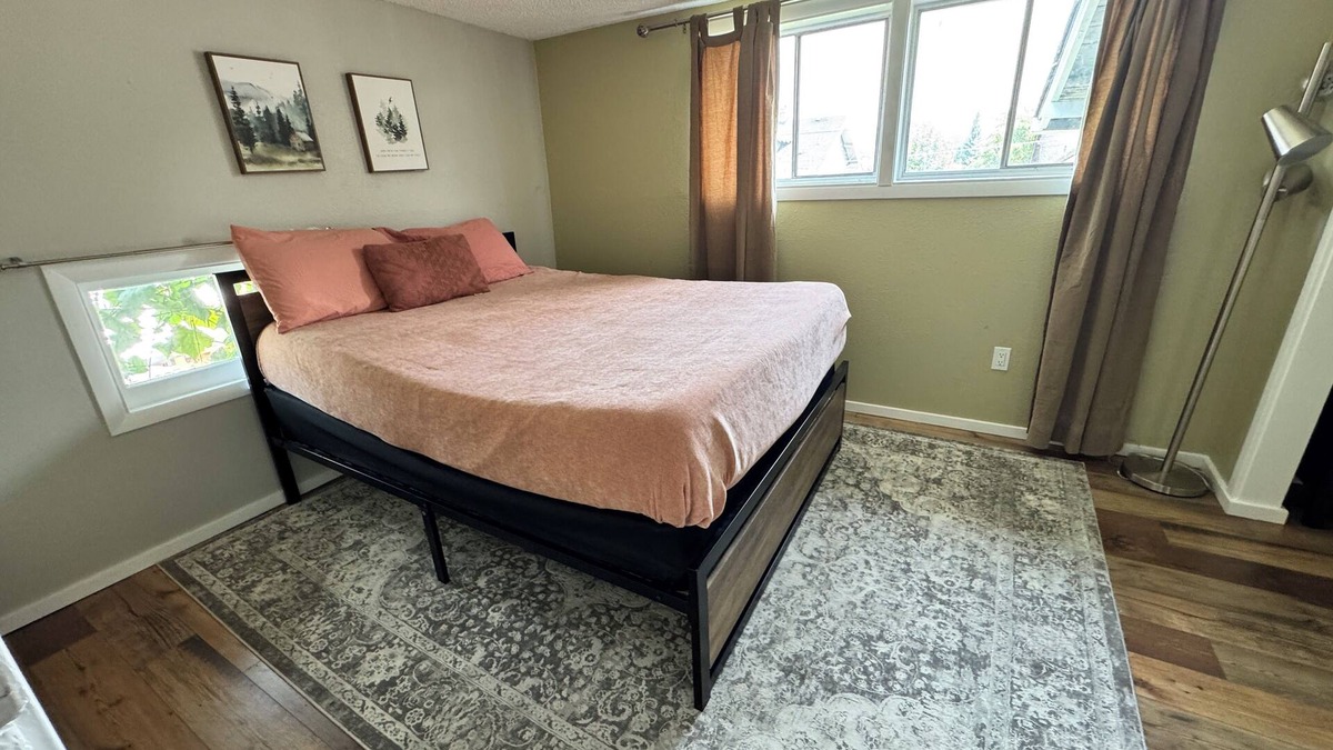 Sumner Apartment | Charming 2-bedroom apartment in downtown Sumner with AC