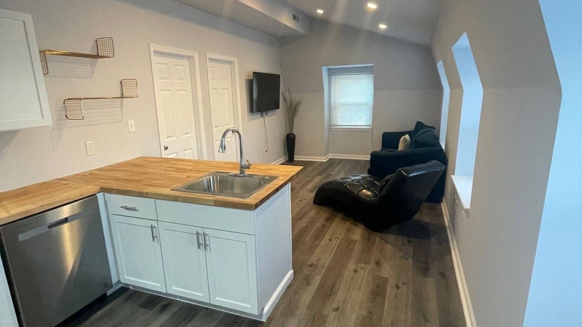 Aston Apartment | Charming 2-bedroom apartment with WiFi, AC in welcoming Media