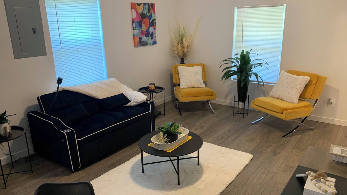 Petersburg House | Charming 2-bedroom Boho Chic house with AC and WiFi in Petersburg