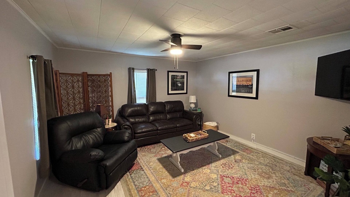 Stillwater House | Charming 2-bedroom bungalow with WiFi and AC in brilliant Stillwater