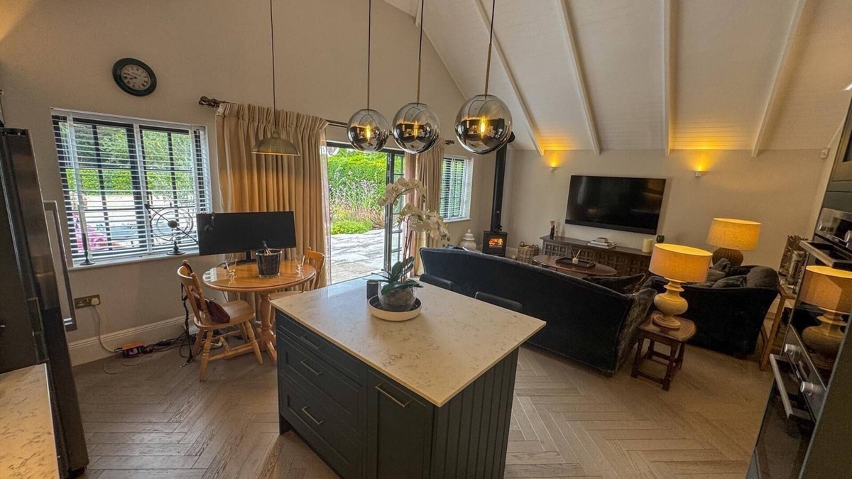 Fetcham House | Charming 2-bedroom bungalow in delightful Fetcham with fitness room