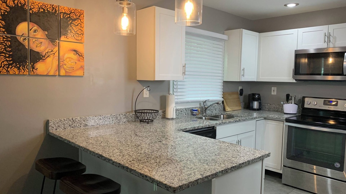 Church Street House | Charming 2-bedroom bungalow in amazing Atlanta with AC with W/D