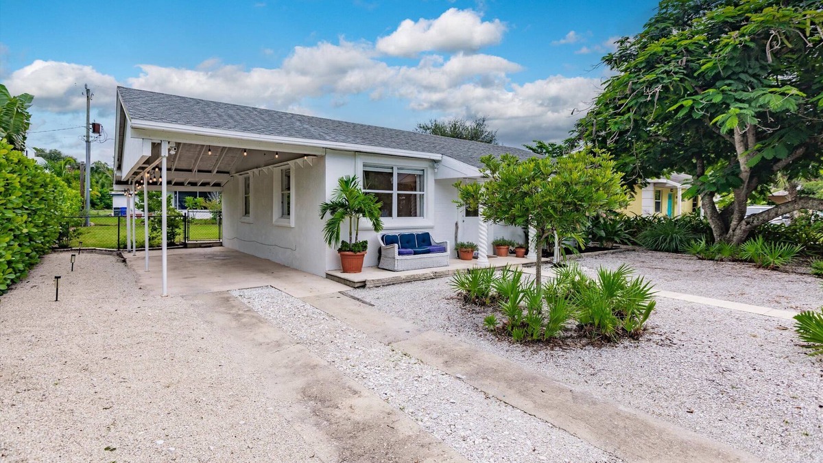 Lake Park House | Charming 2-bedroom bungalow just a short walk or bike to Naples famous beaches