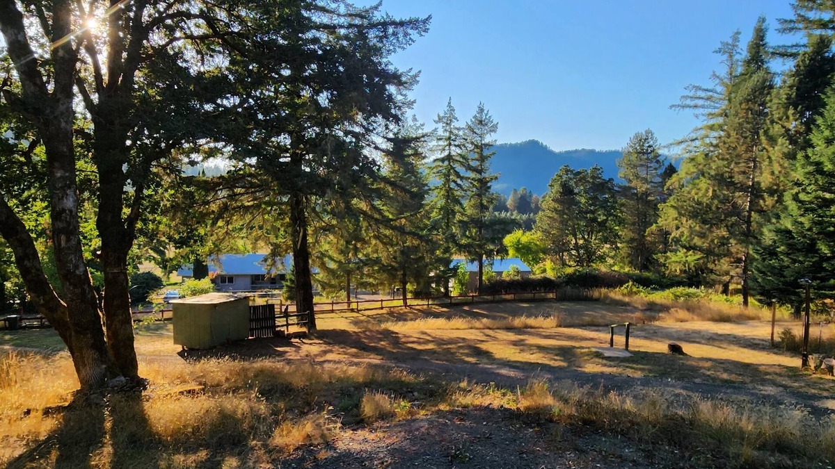 Umpqua House | Charming 2-bedroom bungalow in Wine and Fishing Region