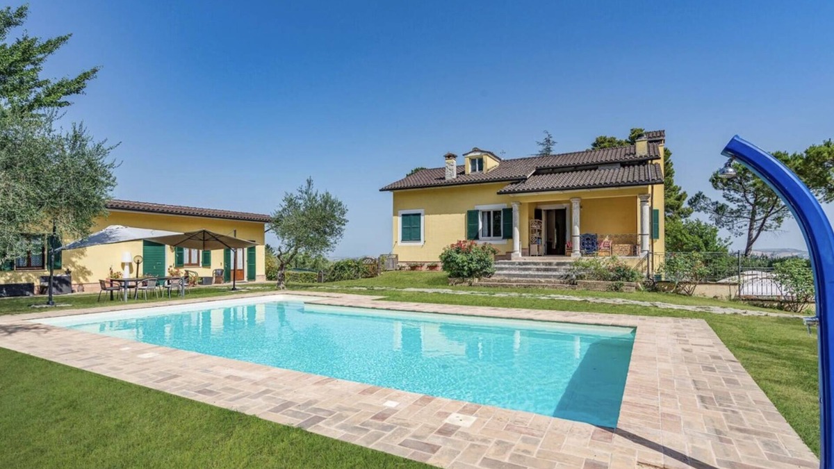 Mogliano Ski Chalet | Charming 2-bedroom chalet in marvelous San Pietro with WiFi, AC