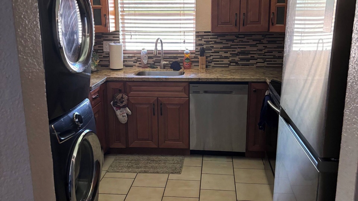 Sunrise Condo | Charming 2-bedroom condo in Plantation with AC