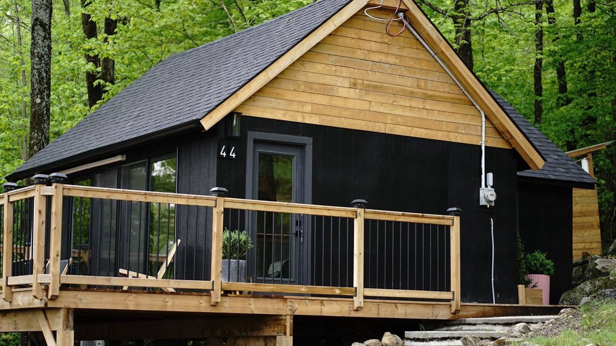 Huntsville Cabin | Charming 2-bedroom cabin in delightful Huntsville with WiFi, AC