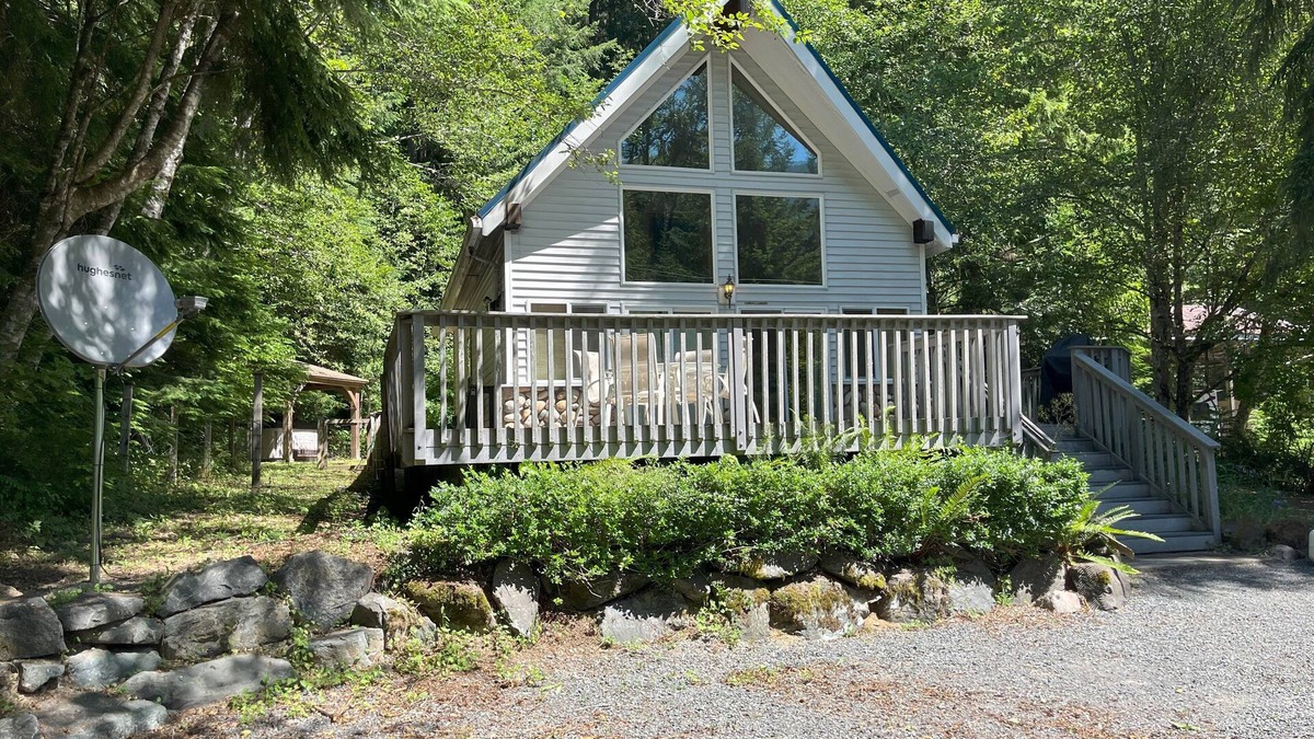 Paradise Estates Cabin | Charming 2-bedroom cabin with AC and WiFi in wonderful Ashford