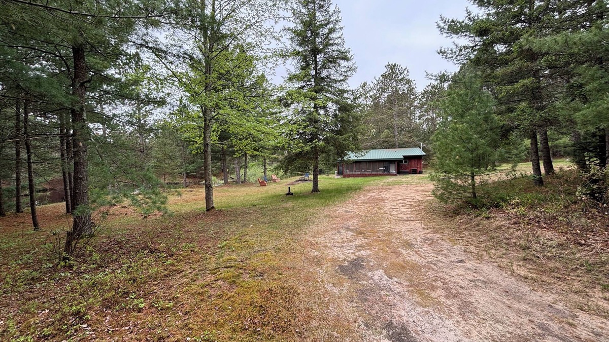 Willard Cabin | Charming 2-bedroom cabin with WiFi, AC near ATV routes, & Rock Dam Lake.