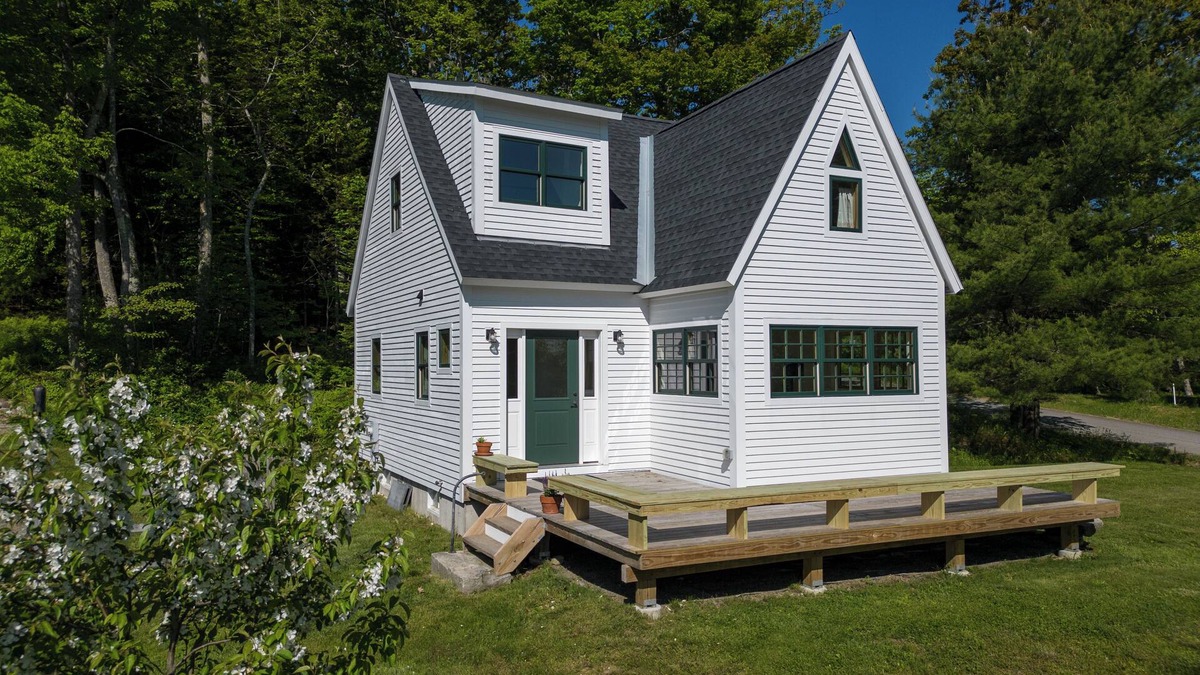 Northport Cottage | Charming 2-bedroom cottage nestled in the seaside village of Temple Heights