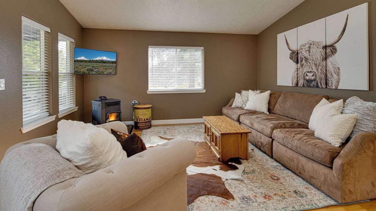 Sisters Condo | Charming 2-bedroom condo walking distance from cozy & quaint downtown Sisters.