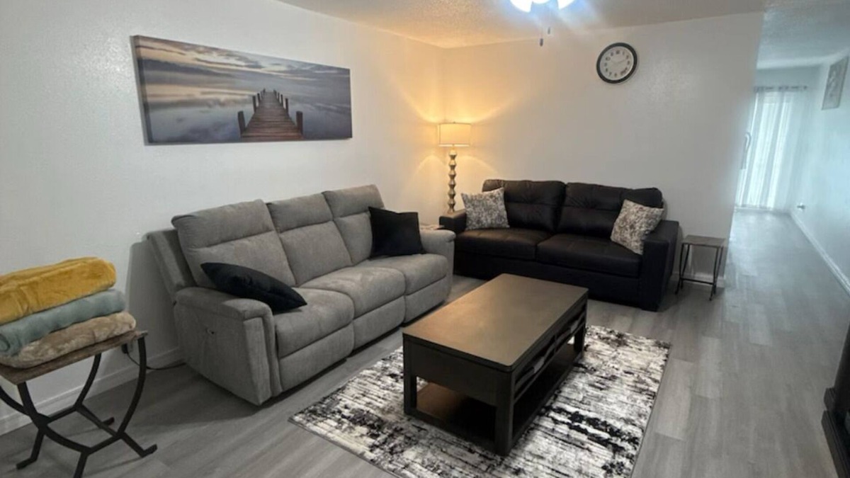 Tulsa Condo | Charming 2-bedroom condo in Tulsa. Close to YMCA, park, hospitals and highways!