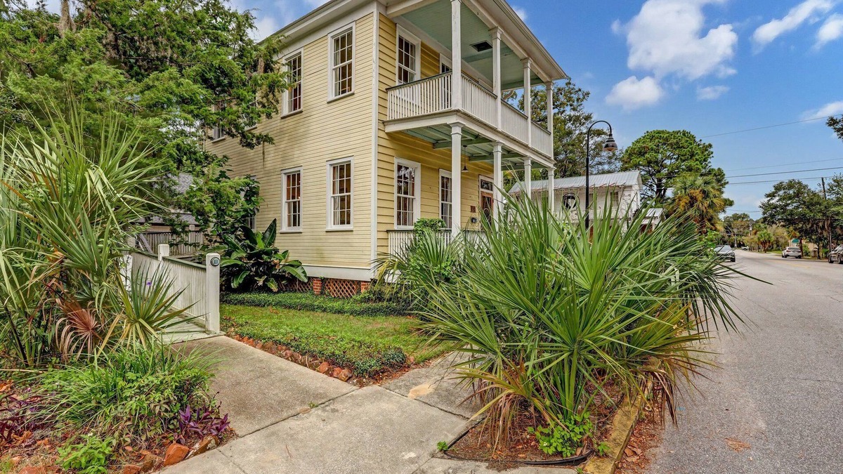 Historic District Cottage | Charming 2-bedroom cottage in Historic Beaufort. Walk to restaurants and shops