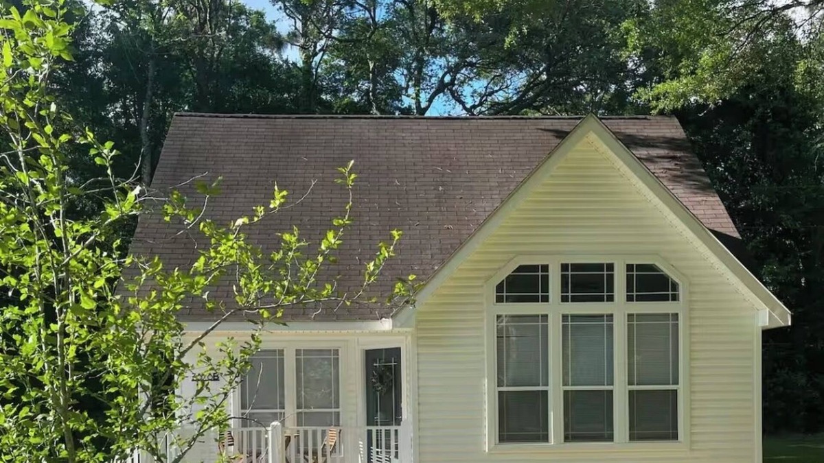 Fairhope Cottage | Charming 2-Bedroom Cottage Nestled Under Oak Trees