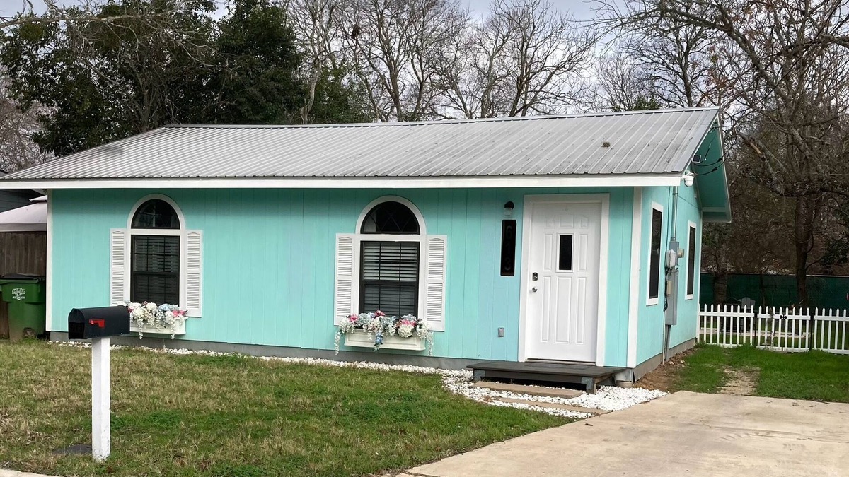 Lockhart Cottage | Charming 2-bedroom cottage in Lockhart with WiFi and AC