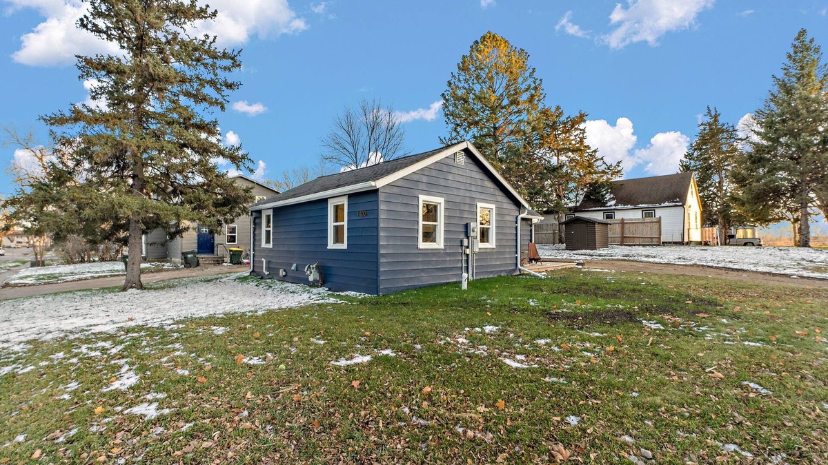 Willmar Cottage | Charming 2-bedroom cottage in delightful Willmar with WiFi, AC