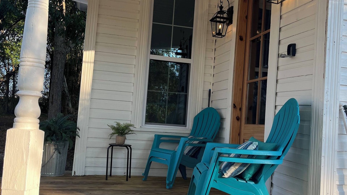 Robeline House | Charming 2-bedroom country cottage with 2 bedrooms and WiFi.
